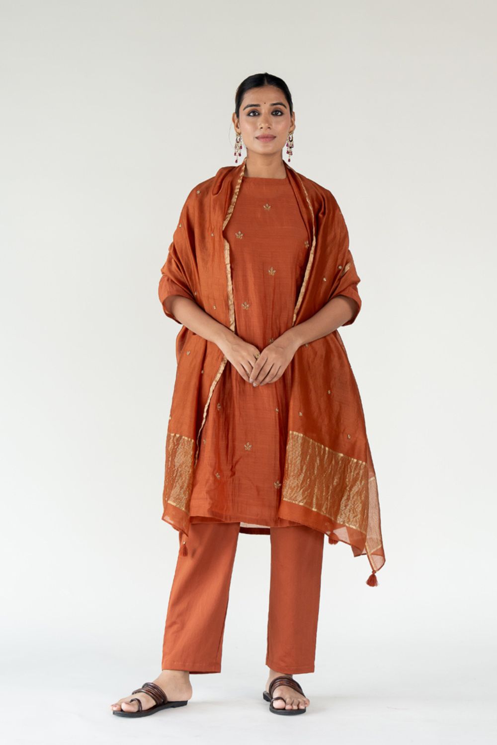 Ekra Kurta Set 
with Ayra Odhani-Rust