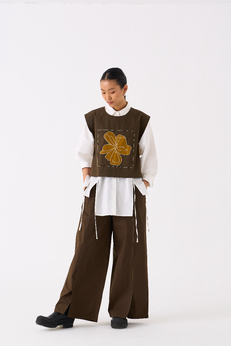 PANELLED SHIRT-OVERLAY: DARK OLIVE
SHIRT : WHITE poplin by THREE in olive color for women Worldwide