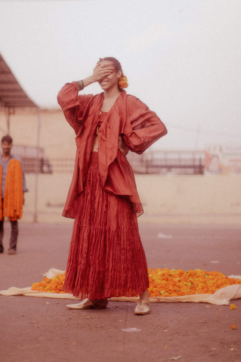 Chahel Versatile Wrinkle Skirt and Jacket silk by Ituvana in black color for women Worldwide