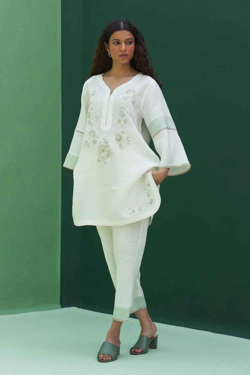 Insha Hand-Embroidered Kurta
- Ivory