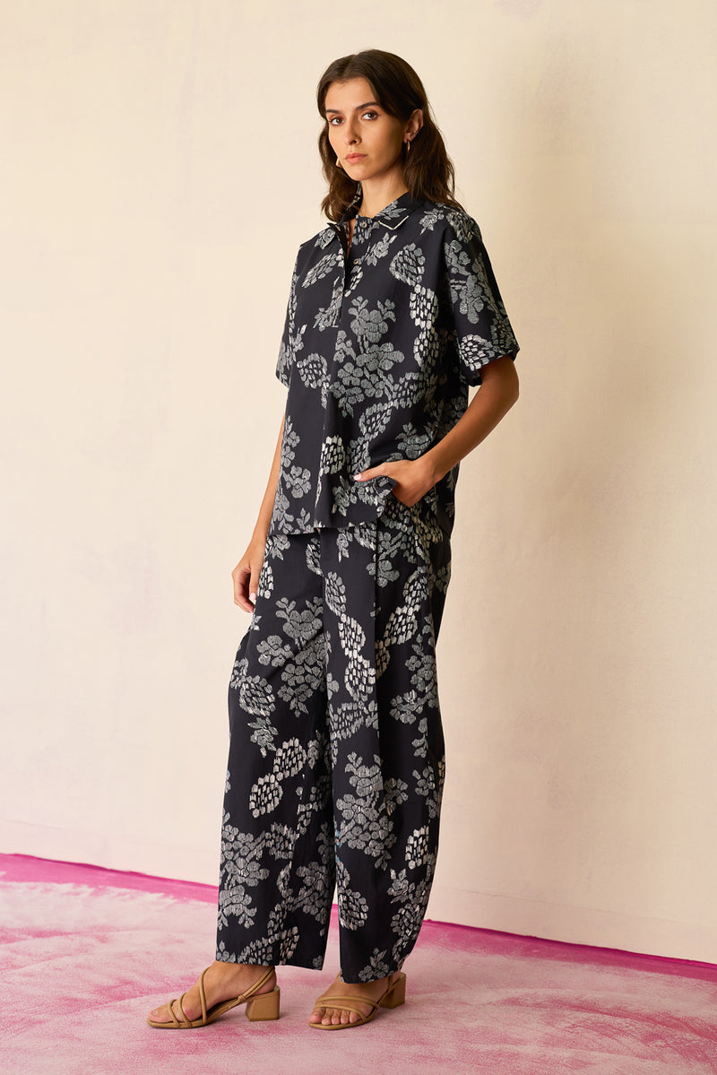 Oversized Ikat All-Over Print Shirt cotton top/shirt by World of SiSa in black for women Worldwide