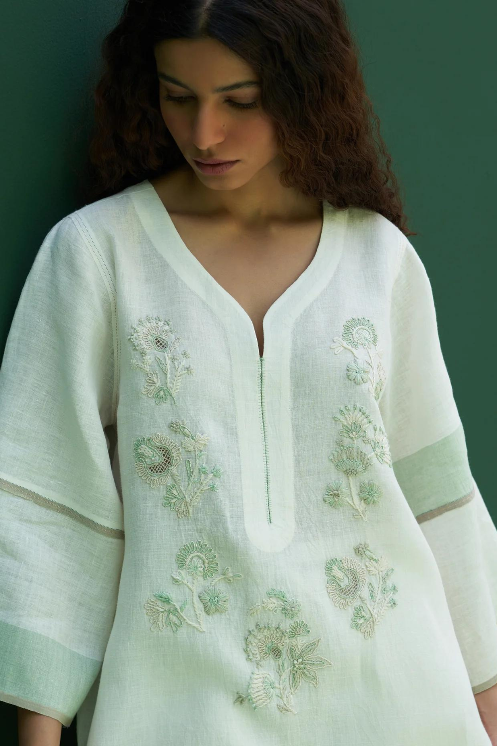 Insha Hand-Embroidered Kurta
- Ivory