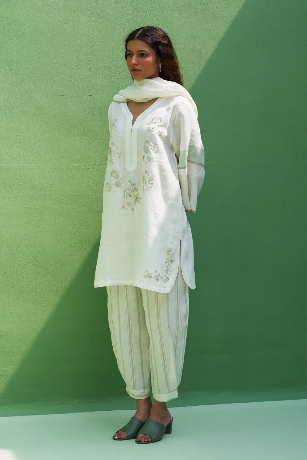 Insha Hand-Embroidered Kurta Set
- Ivory