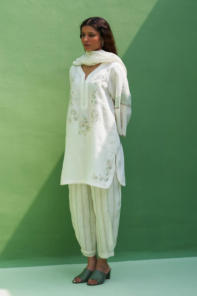 Insha Hand-Embroidered Kurta Set
- Ivory