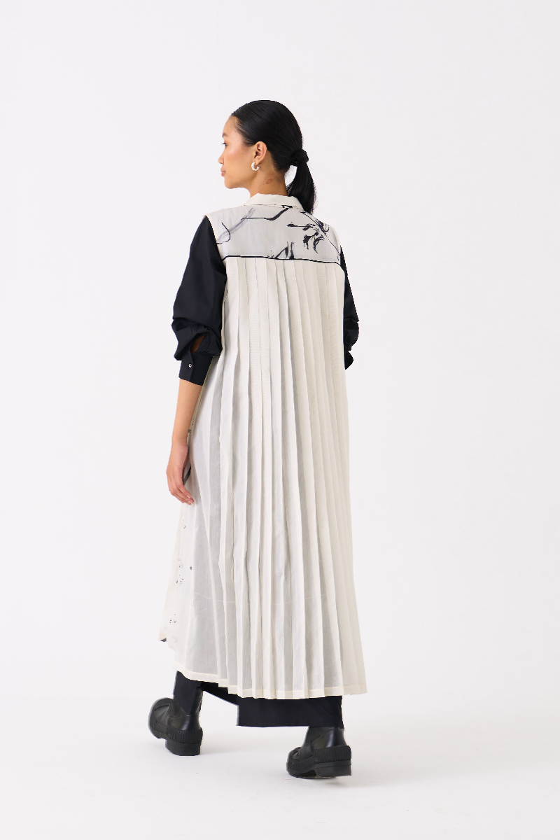 SLEEVELESS BACK PLEAT OVERLAY-BLACK FLORAL organza by THREE in black color for women Worldwide
