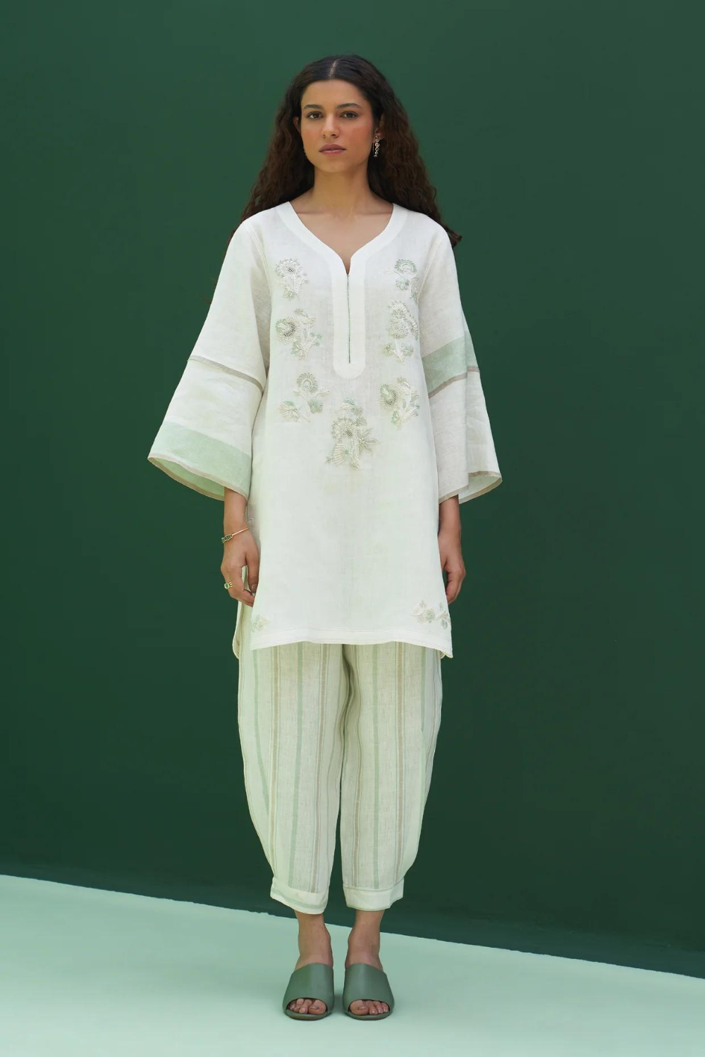 Insha Hand-Embroidered Kurta Set
- Ivory