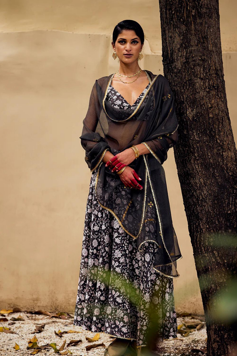 Damak Dupatta cotton by Khara Kapas in brown for women Worldwide