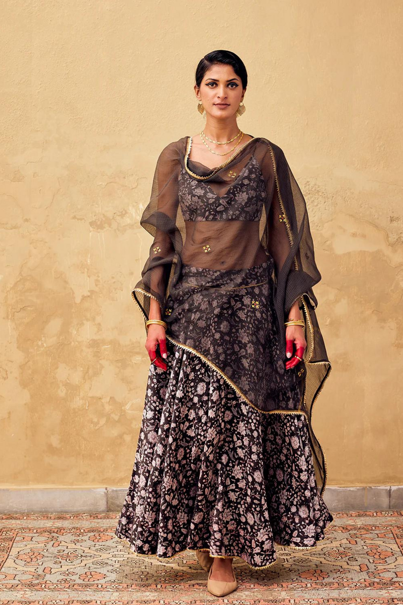 Damak Dupatta cotton by Khara Kapas in brown for women Worldwide