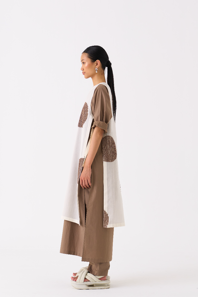 SIDE TIE OVERLAY TUNIC-OVERLAY : IVORY
TUNIC : CEDAR poplin by THREE for women Worldwide