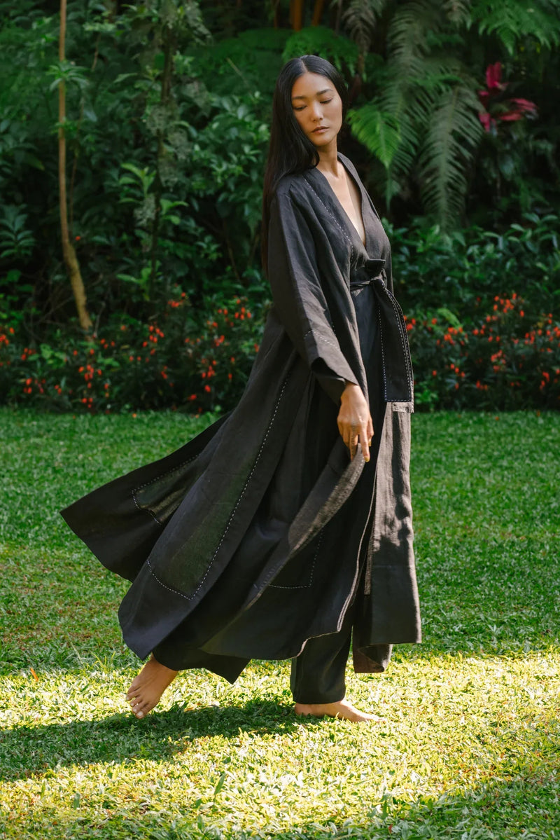 SUI UNISEX HAORI COAT linen by Ituvana in black color for women Worldwide