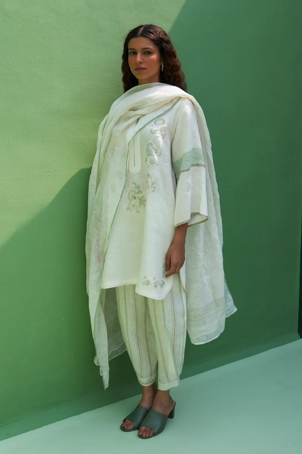 Insha Hand-Embroidered Kurta Set
- Ivory