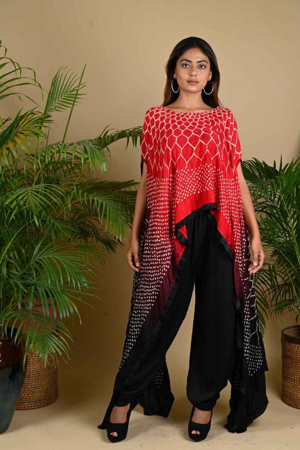 FRINGE CAPE-RED BLACK SHADED