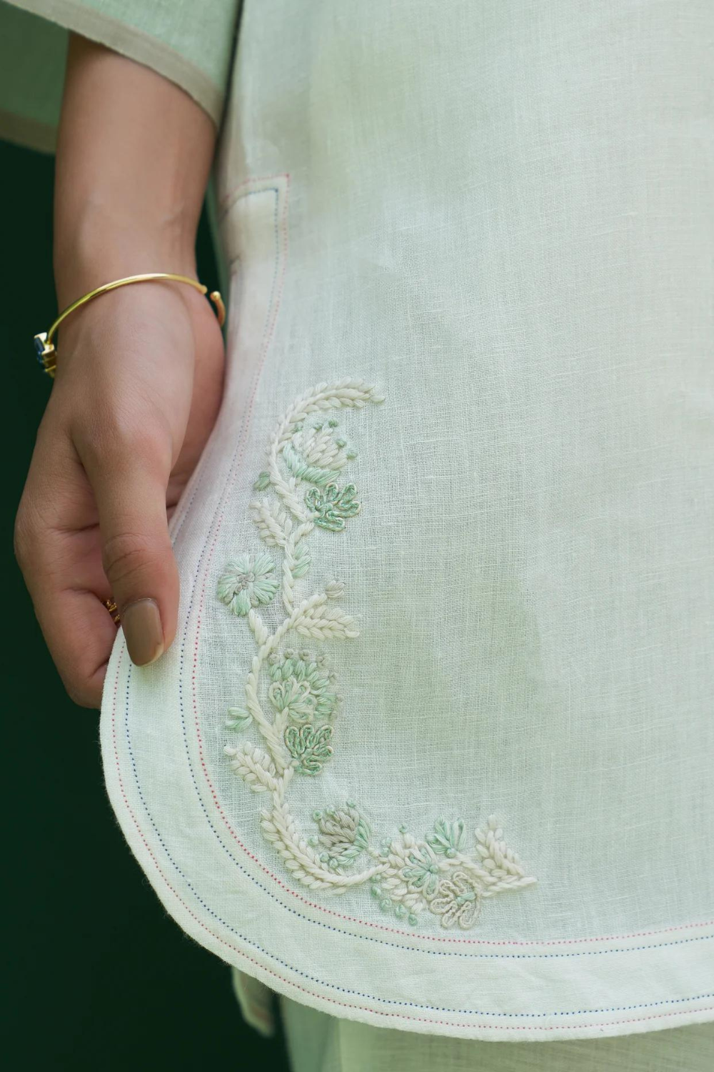 Insha Hand-Embroidered Kurta
- Ivory