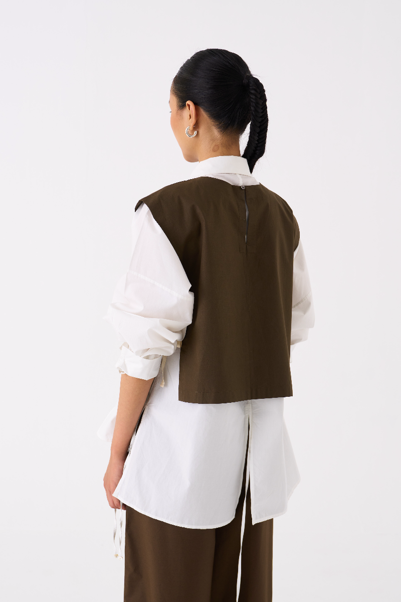 PANELLED SHIRT-OVERLAY: DARK OLIVE
SHIRT : WHITE poplin by THREE in olive color for women Worldwide