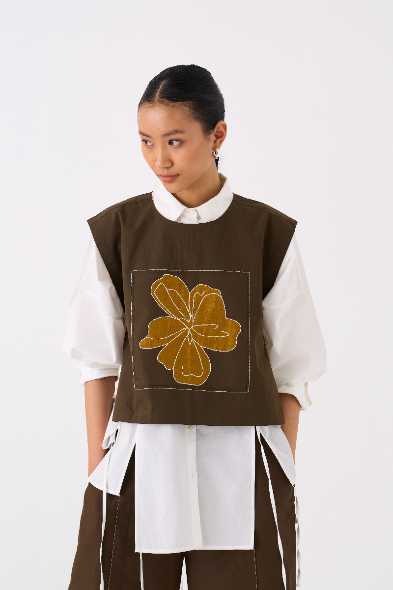PANELLED SHIRT-OVERLAY: DARK OLIVE
SHIRT : WHITE poplin by THREE in olive color for women Worldwide