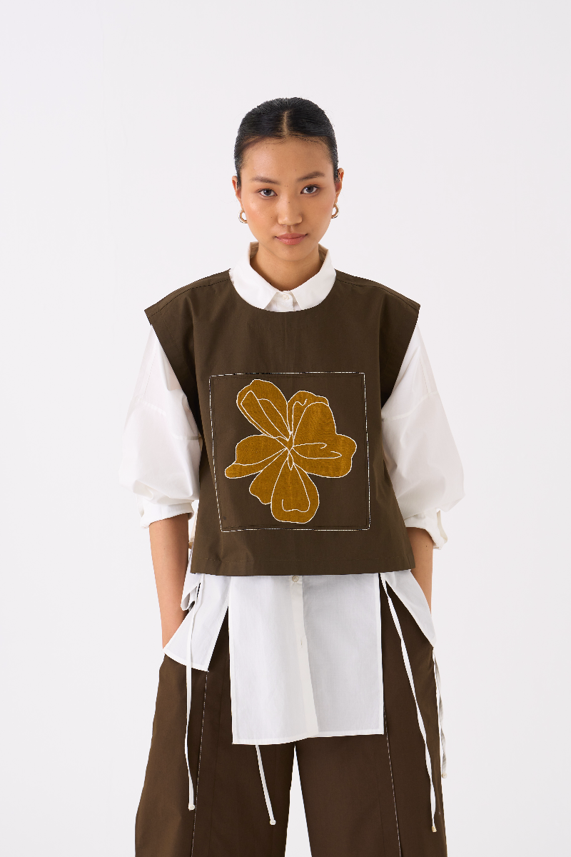 PANELLED SHIRT-OVERLAY: DARK OLIVE
SHIRT : WHITE poplin by THREE in olive color for women Worldwide