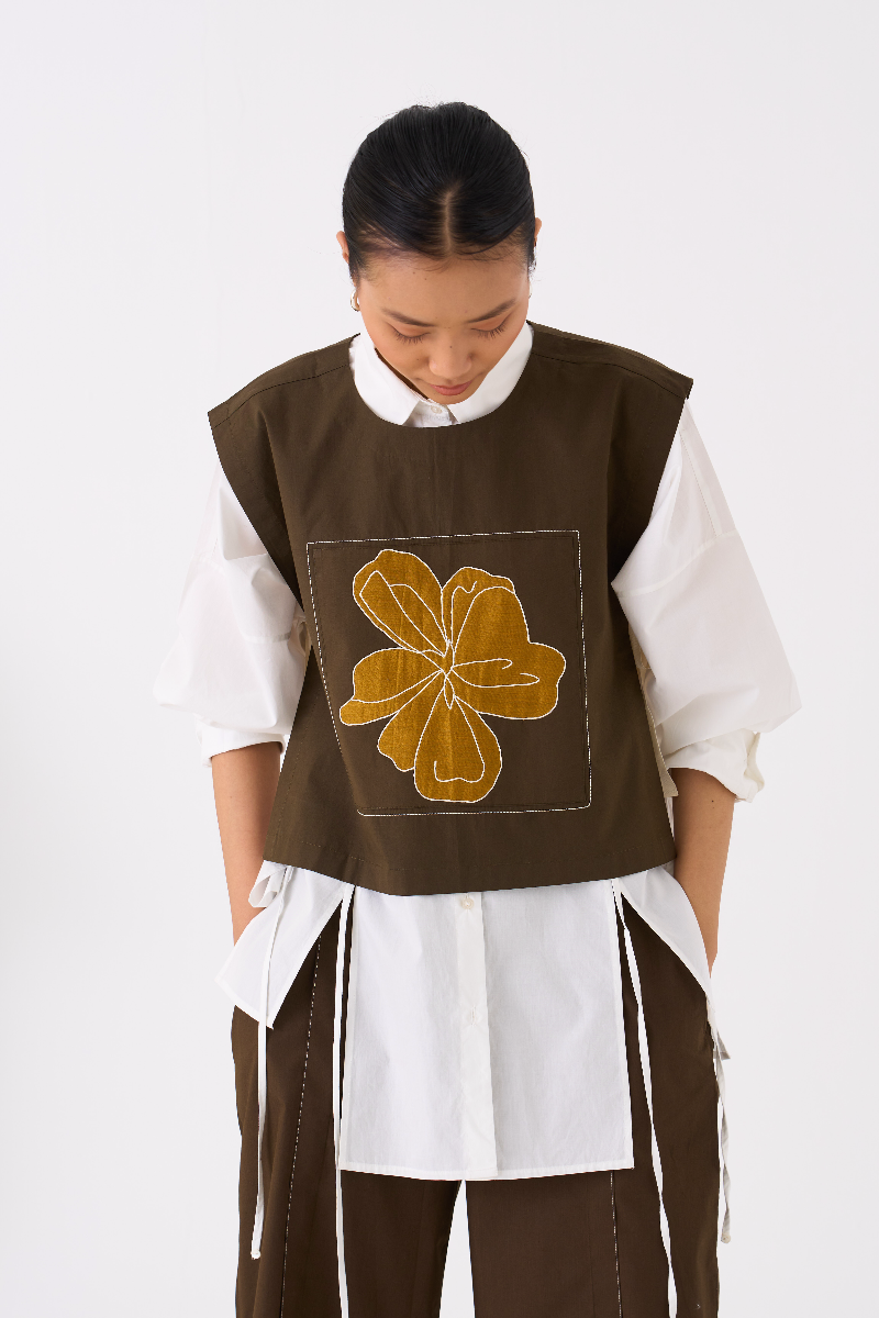 PANELLED SHIRT-OVERLAY: DARK OLIVE
SHIRT : WHITE poplin by THREE in olive color for women Worldwide