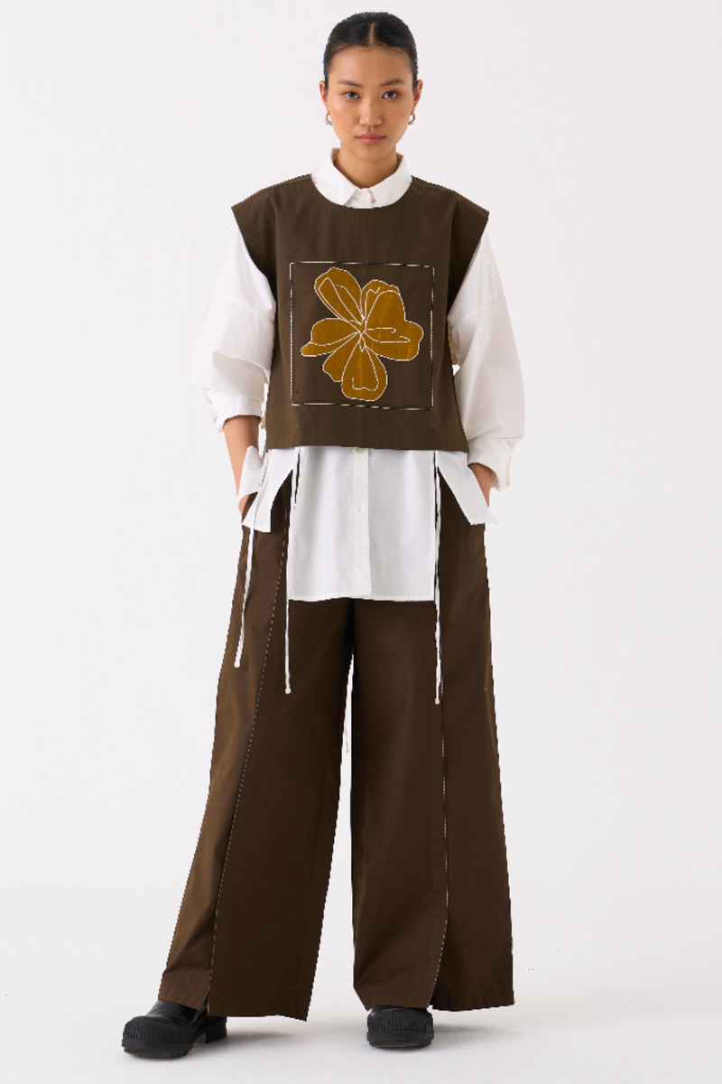 PANELLED SHIRT-OVERLAY: DARK OLIVE
SHIRT : WHITE poplin by THREE in olive color for women Worldwide