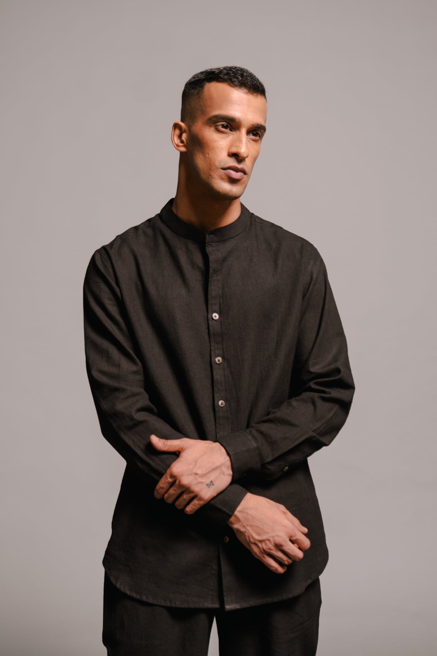 Carbon Co-linen Band Collar Shirt