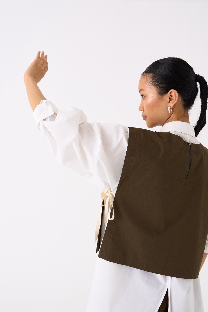 PANELLED SHIRT-OVERLAY: DARK OLIVE
SHIRT : WHITE poplin by THREE in olive color for women Worldwide