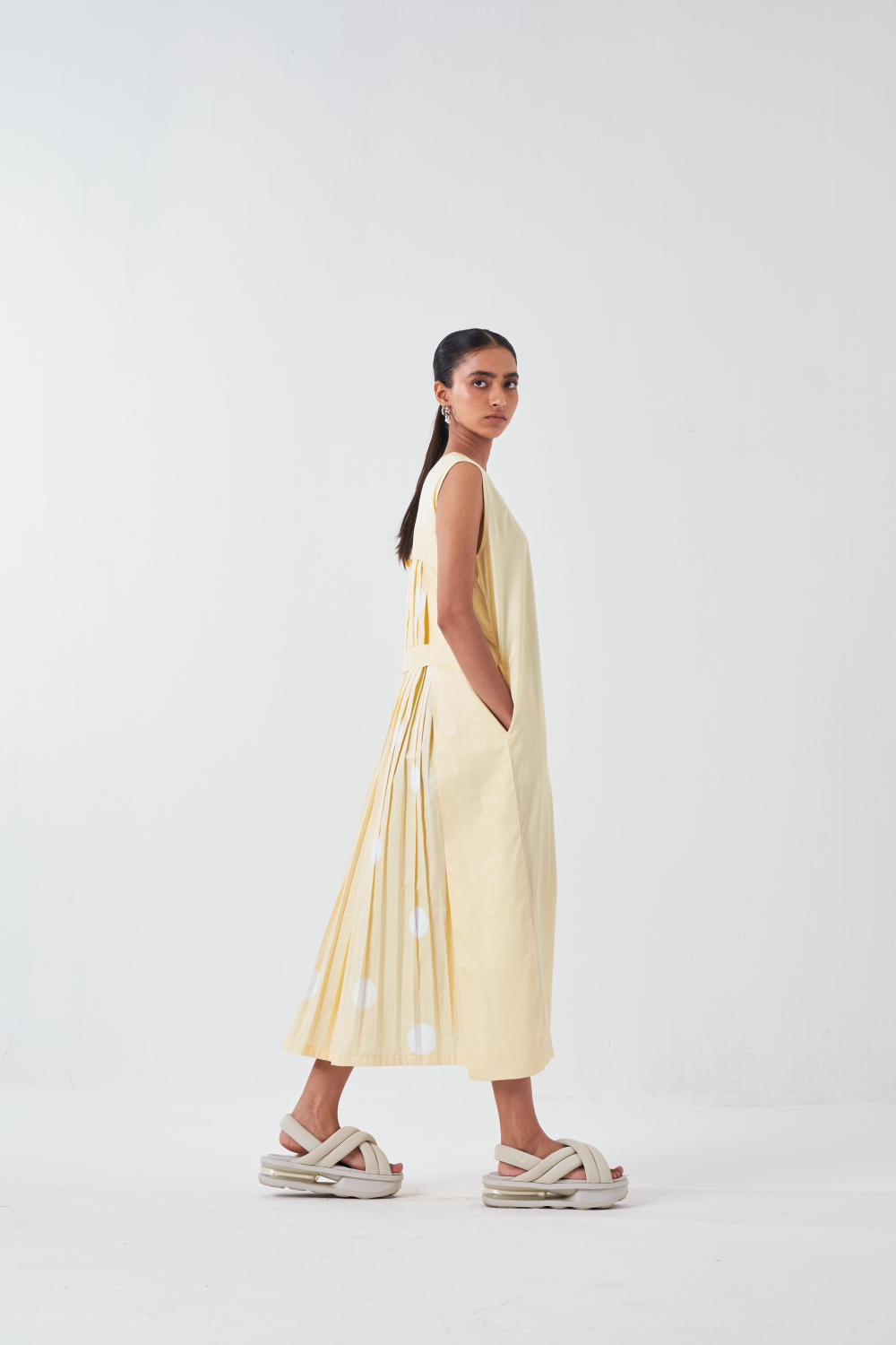 BACK PLEAT DRESS -BUTTER