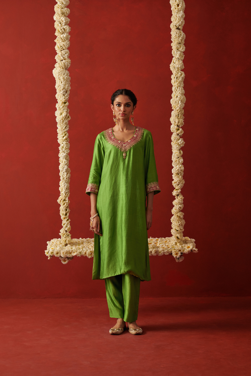 JHOOMAR & SHAFAQ KURTA & PANT banarasi by Rashika Mittal in green color for women Worldwide
