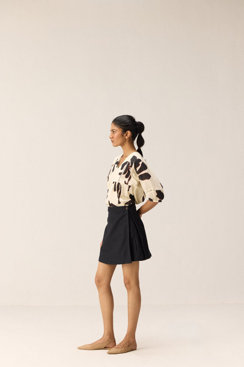 Shadow Skorts oxford by Khara Kapas in black for women Worldwide