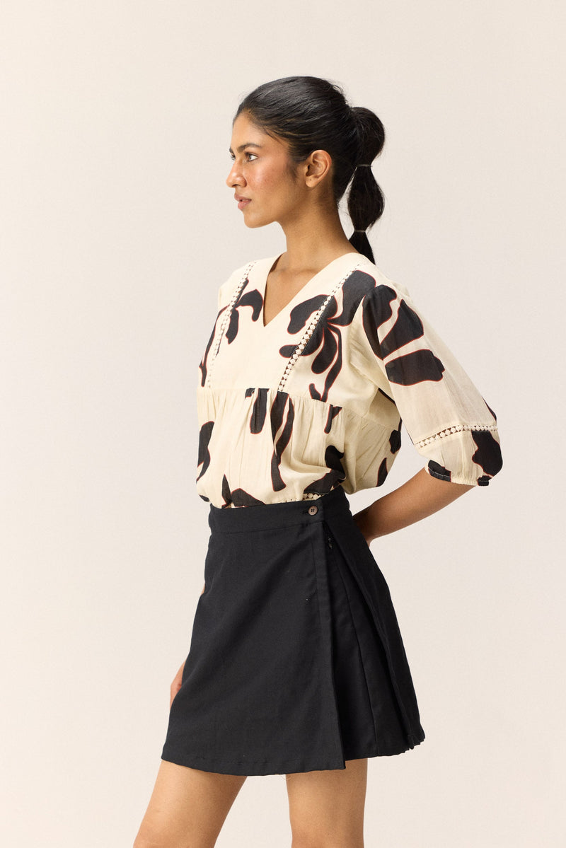 Shadow Skorts oxford by Khara Kapas in black for women Worldwide