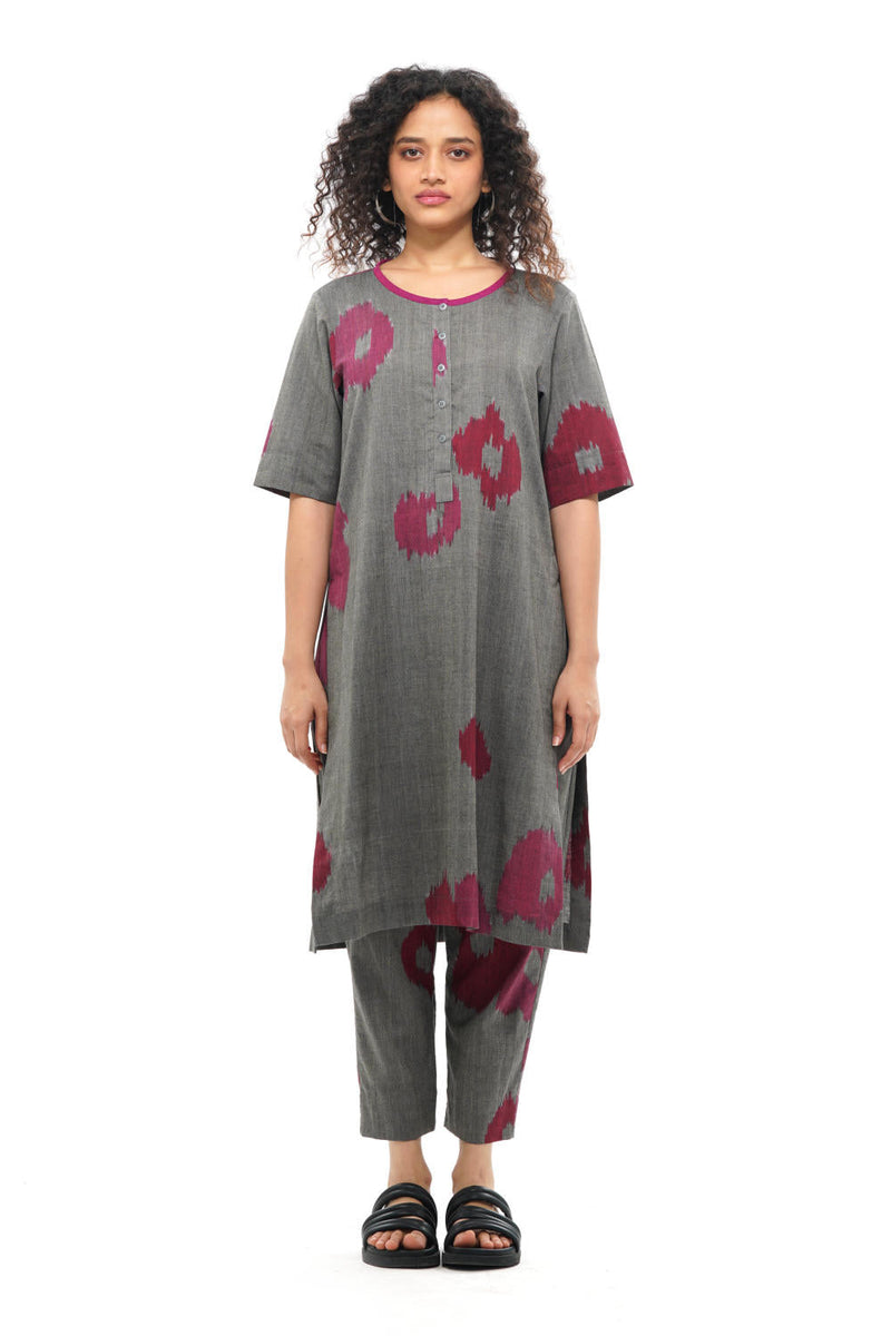 KURO KURTA 100% cotton by Translate - Handwoven Ikat in grey color for women Worldwide