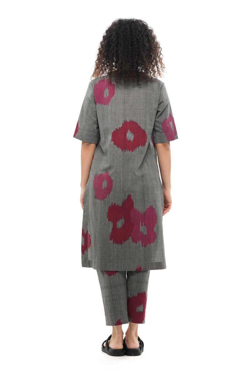 KURO KURTA 100% cotton by Translate - Handwoven Ikat in grey color for women Worldwide
