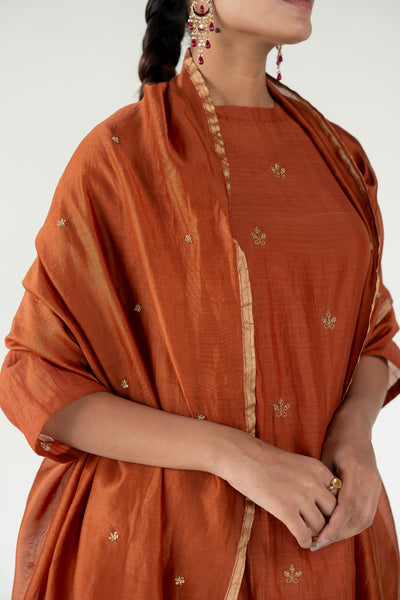 Ekra Kurta Set 
with Ayra Odhani-Rust