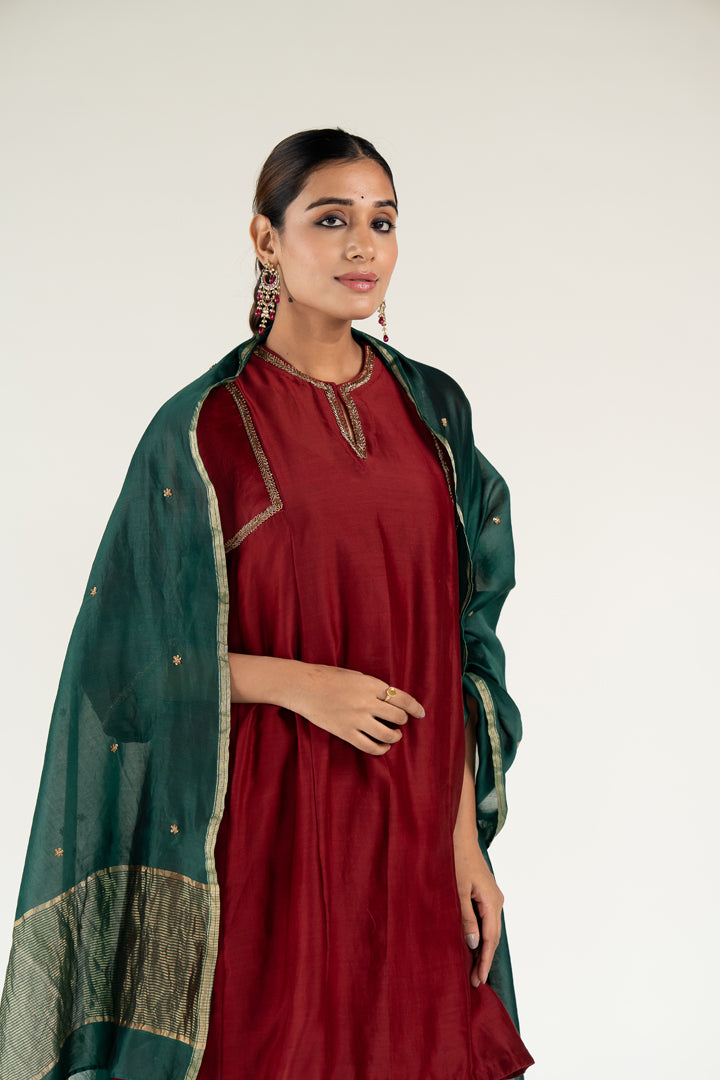 Zainab Kurta Set 
with Ayra Odhani-Maroon & Emerald