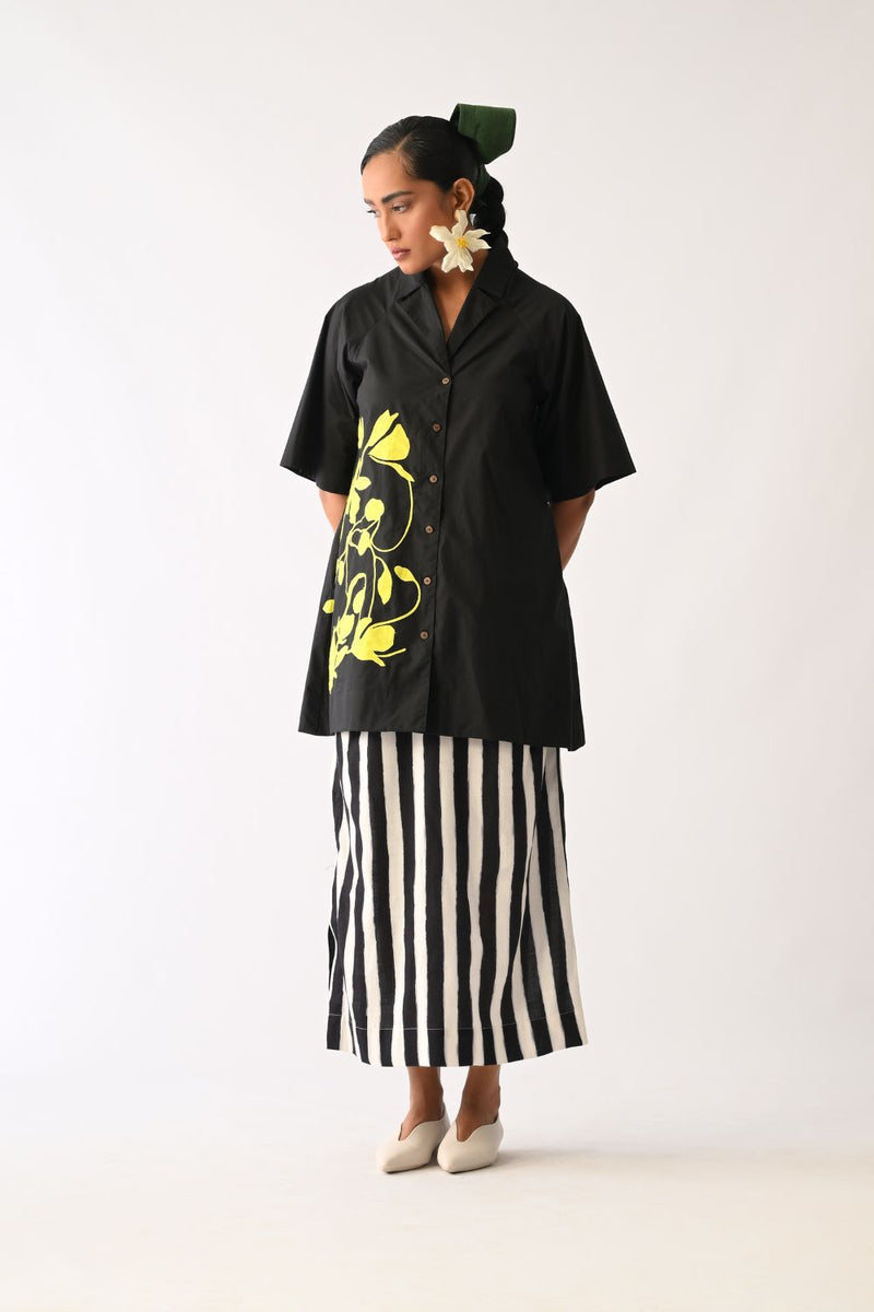 Mono Black Cuban Collar Appliqué Shirt poplin top/shirt by O'Frida in all-black for women Worldwide
