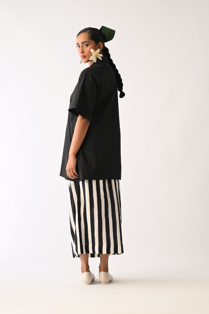 Mono Black Cuban Collar Appliqué Shirt poplin top/shirt by O'Frida in all-black for women Worldwide