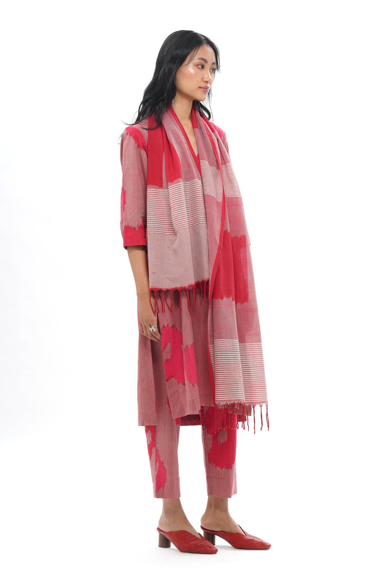 YUKI STOLE 100% cotton by Translate - Handwoven Ikat in pink color for women Worldwide