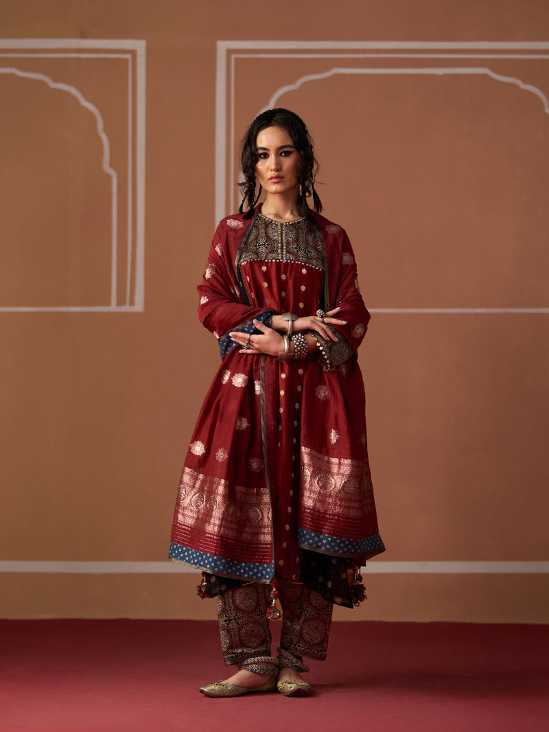 Afzi Dupatta banarasi dupatta by SWATTI KAPOOR in rust for women Worldwide