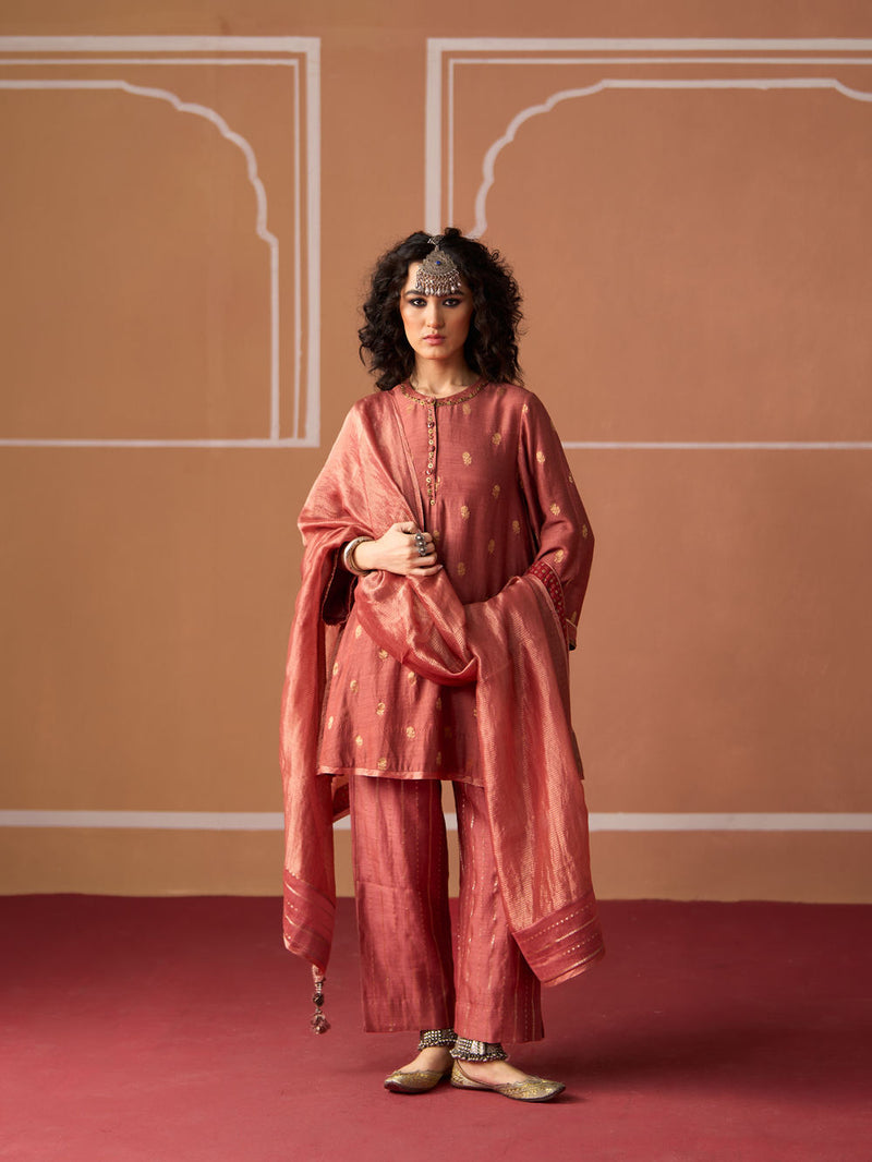 Raah Dupatta chanderi dupatta by SWATTI KAPOOR in peach for women Worldwide