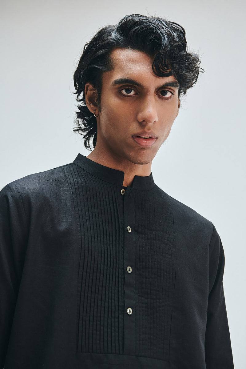 Kohl Co-Linen Men’s Pleated Yoke Kurta cotton linen kurta/kurta set by Saphed Men in black for men Worldwide