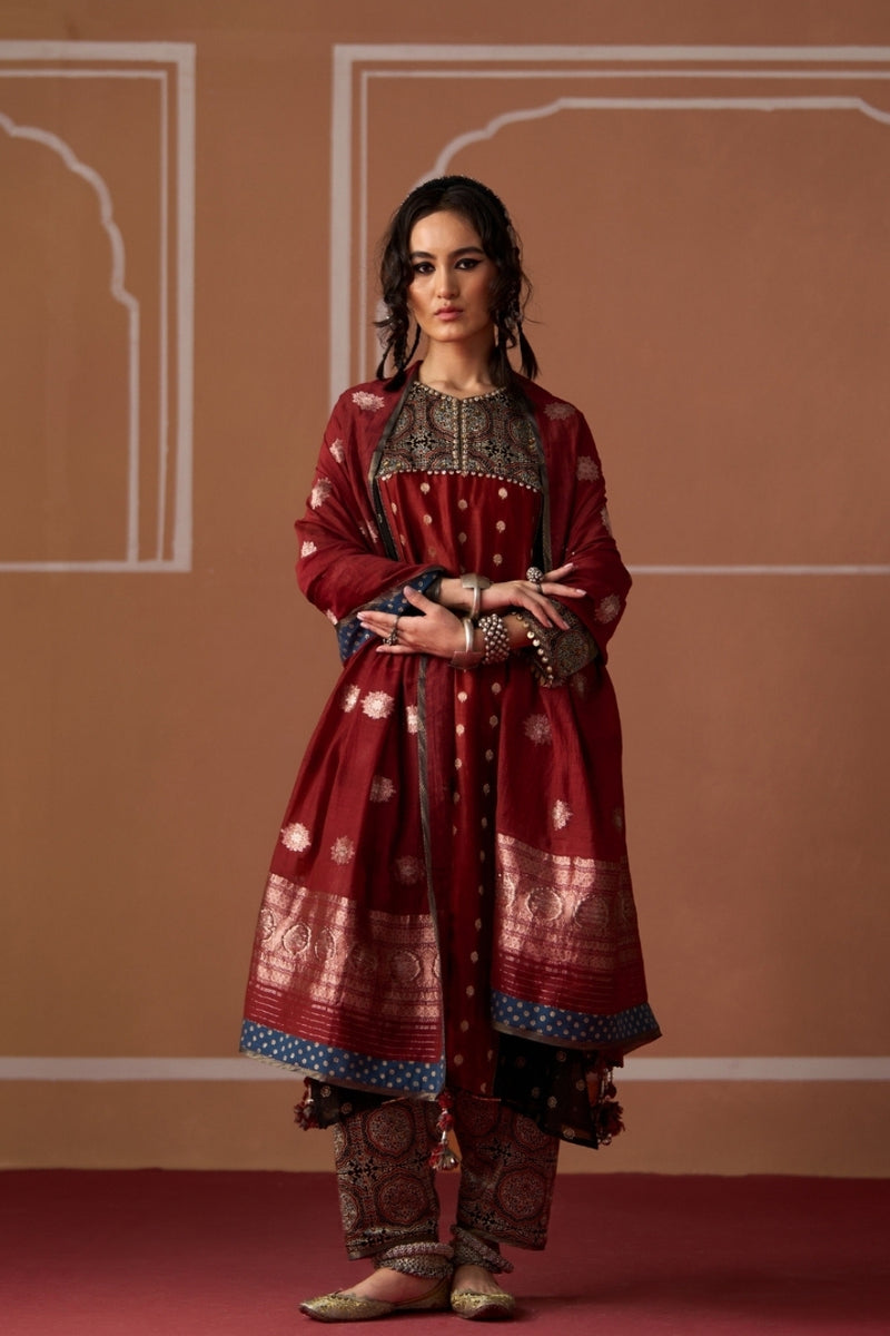 Afzi Dupatta banarasi dupatta by SWATTI KAPOOR in rust for women Worldwide
