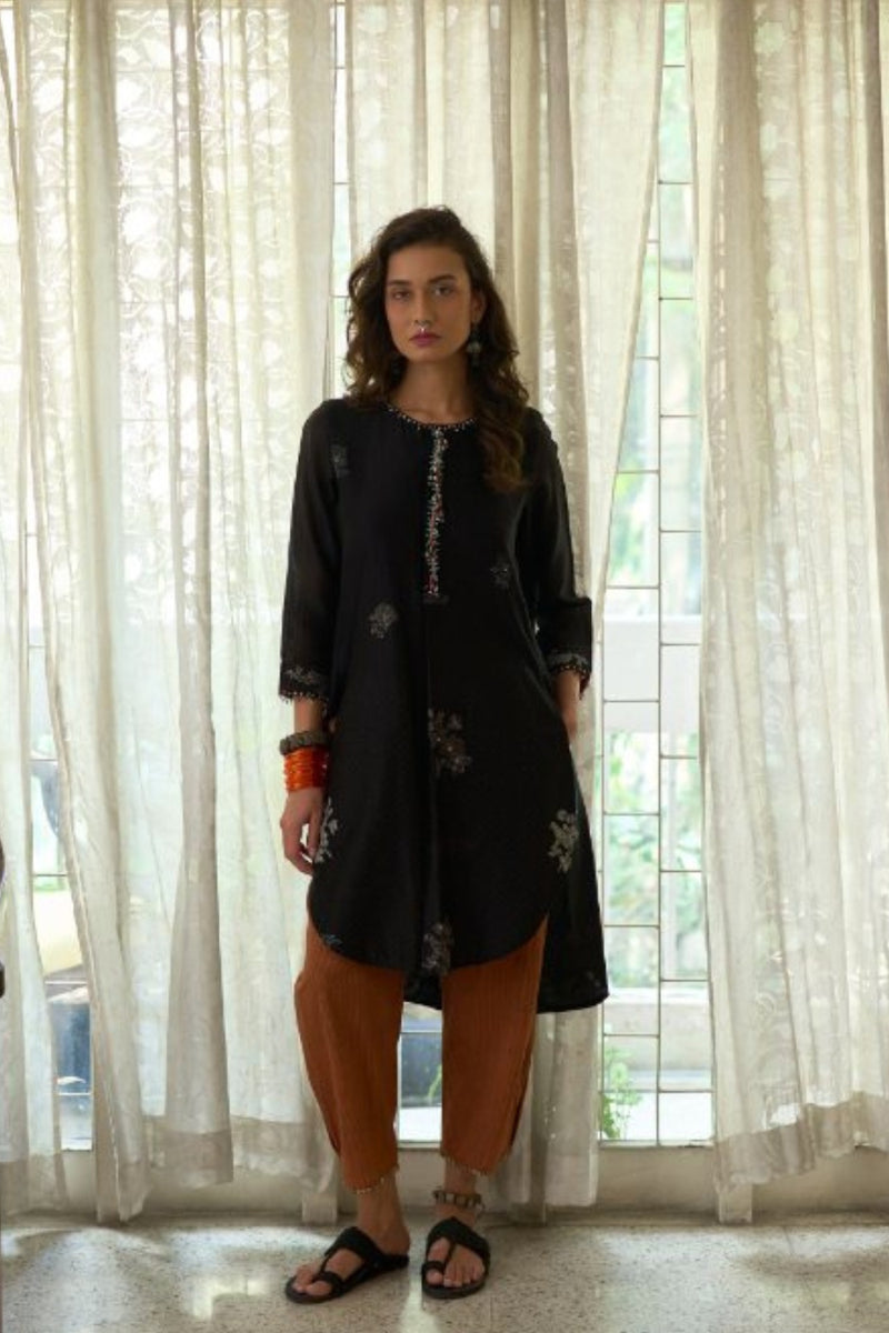 Sira Kurta chanderi kurta/kurta set by SWATTI KAPOOR in black for women Worldwide