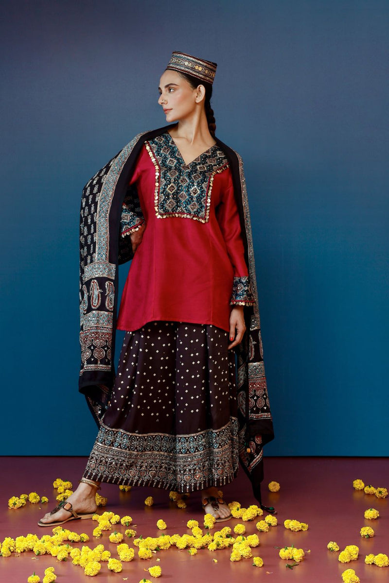 Bariyan Pink Kurta Set silk by PRAHNAAYA in pink color for women Worldwide