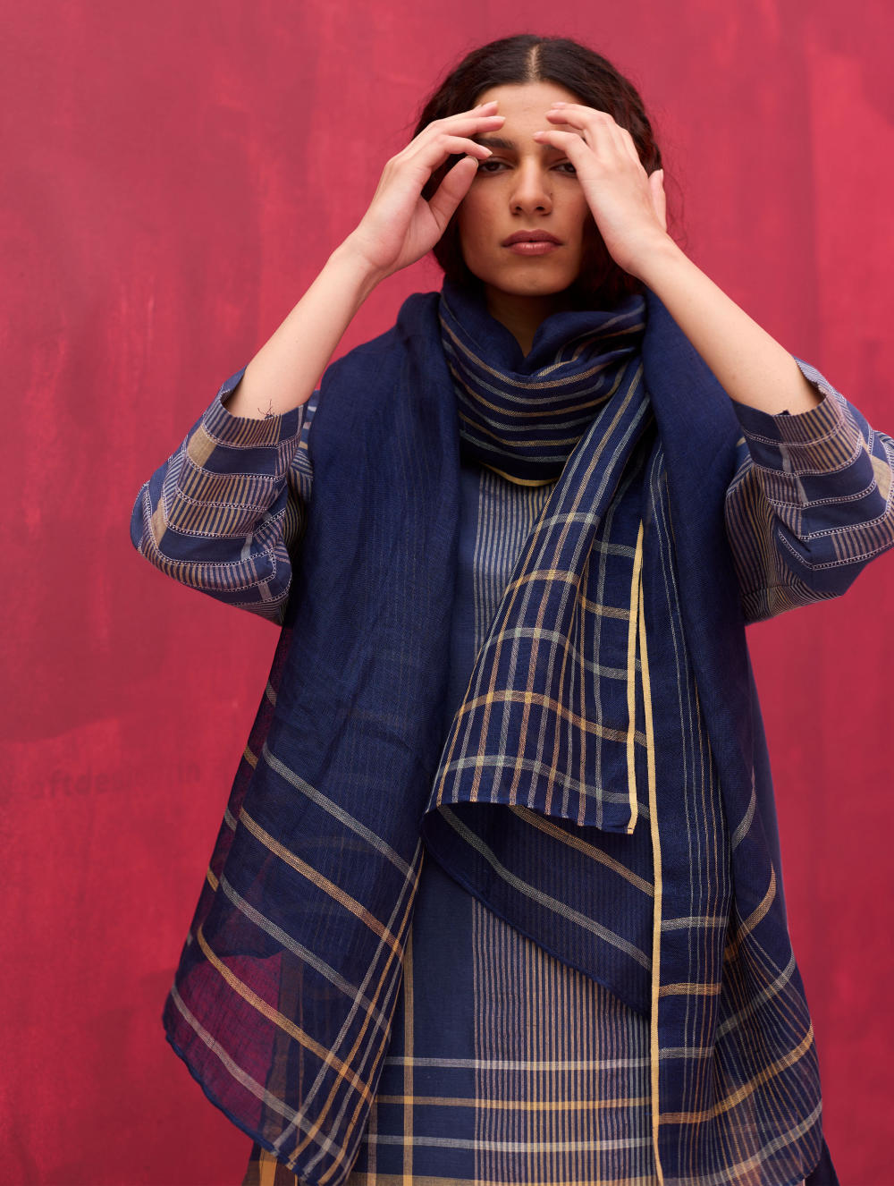 Kiza Handwoven Linen Dupatta - Navy