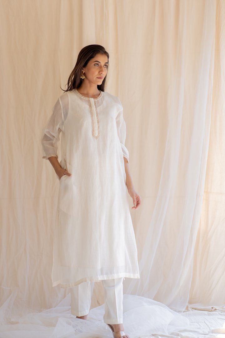 Ivory White Gul Seedh Kurta by Nirjara for women Worldwide
